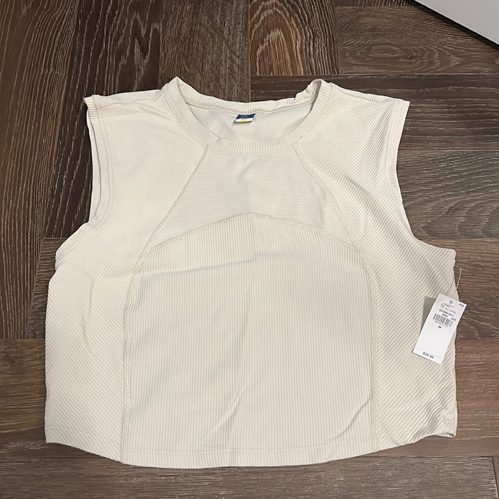 NWT Old Navy power soft go-dry crop shirt in size M.